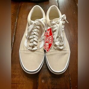 NWT Women’s Size 8 Vans